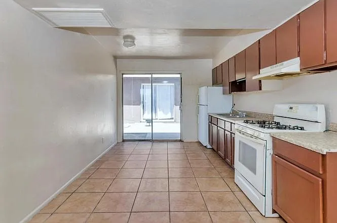 621 N 30th Pl — Photo 2