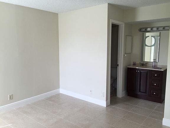 4th image of 925 Twin Lakes Dr