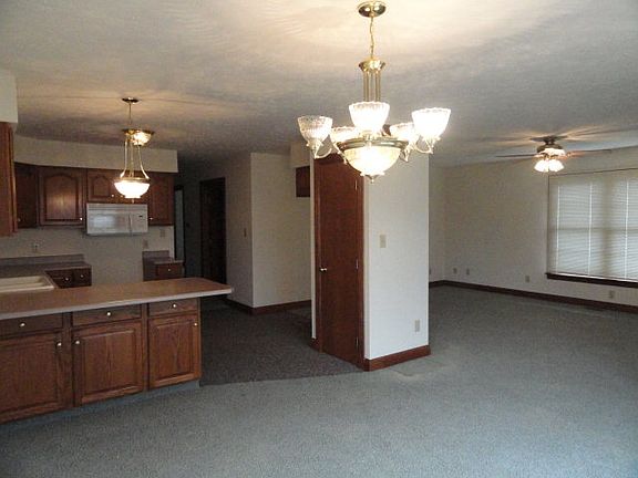 5th image of 151 Sun Valley Ct Unit 2