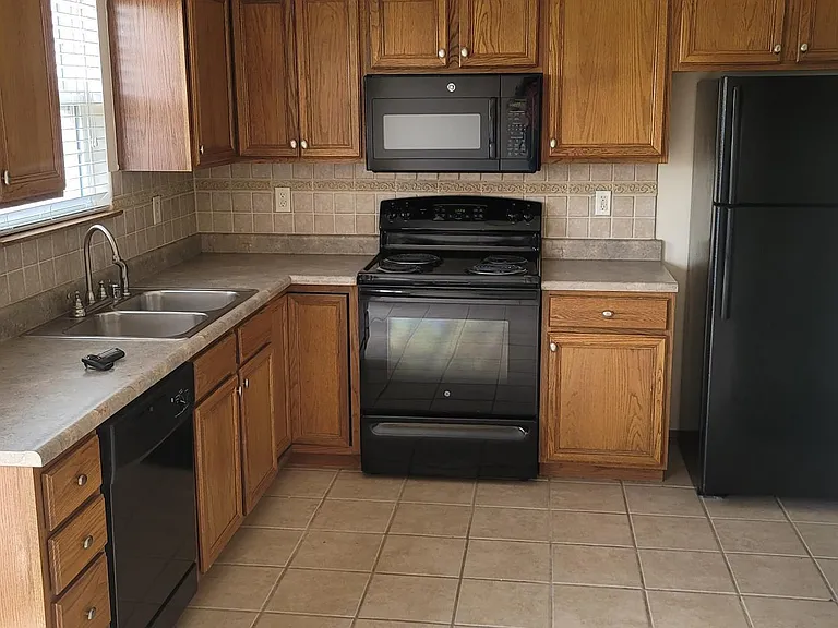 586 Astoria Ct — Photo 6