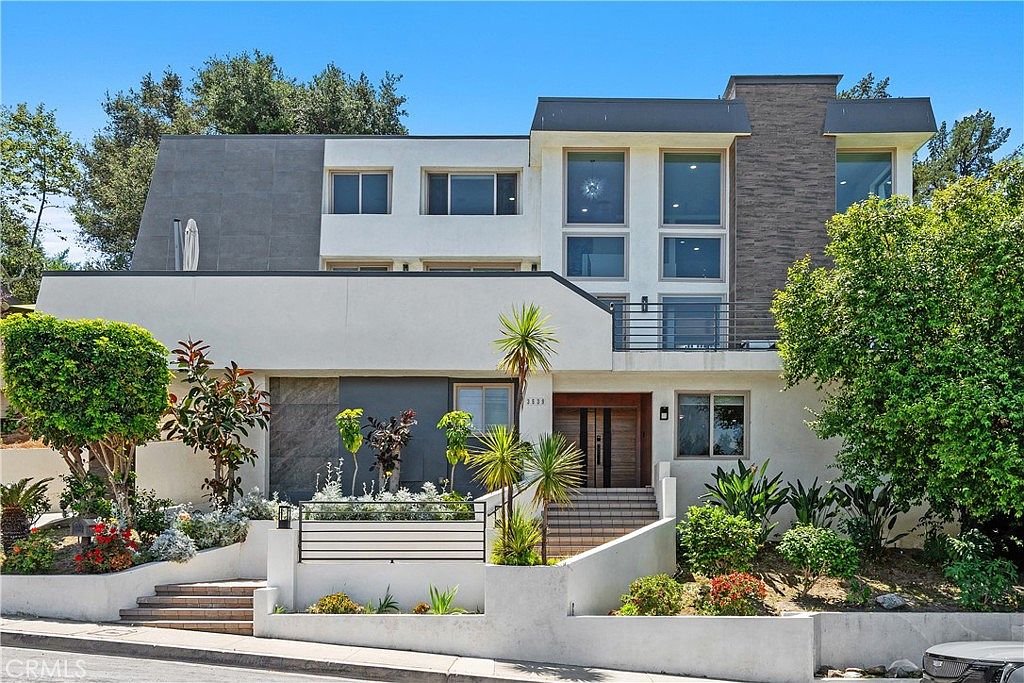 3539 Alana Dr, Sherman Oaks, CA 91403 | MLS #SR26122410 | Zillow