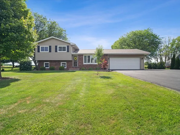 210 Blue Jay Dr, Le Roy, IL 61752