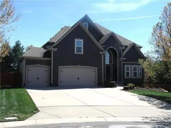 15857 Linden St, Overland Park, KS 66224