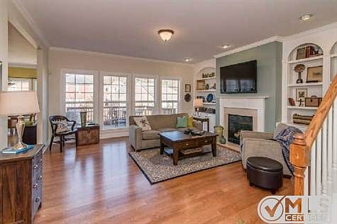 2nd image of 1406 Leeds Dr