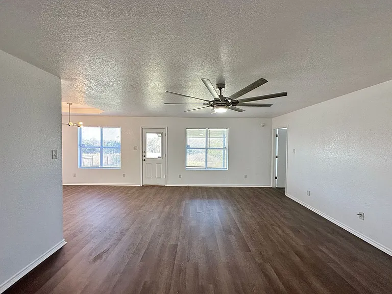 3102 Viewcrest Dr — Photo 4