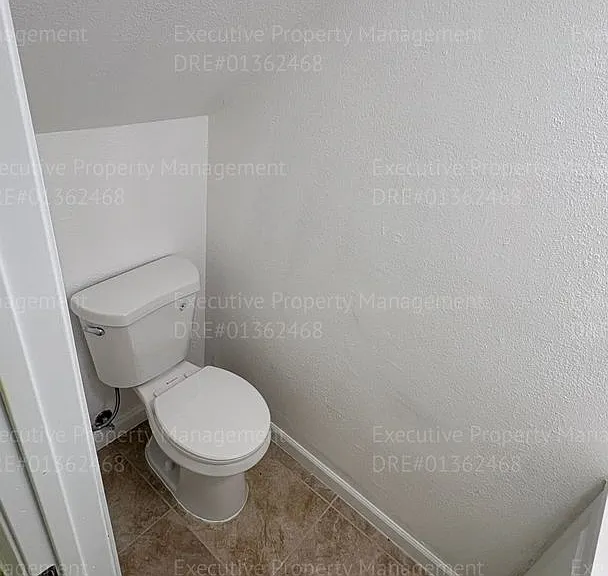 2909 S Chester Ave #16 — Photo 8
