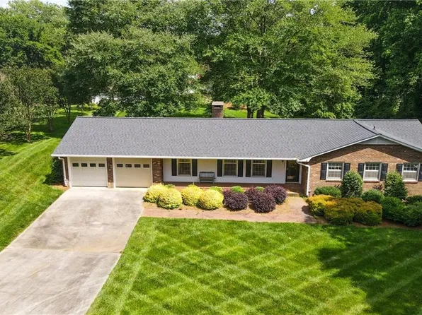 6851 Rollingwood Dr, Clemmons, NC 27012