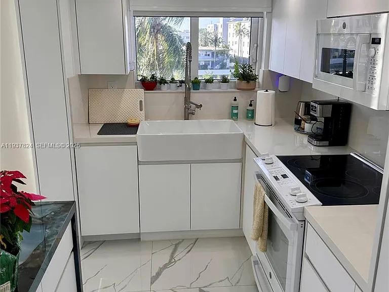 2457 Collins Ave #408 — Photo 8