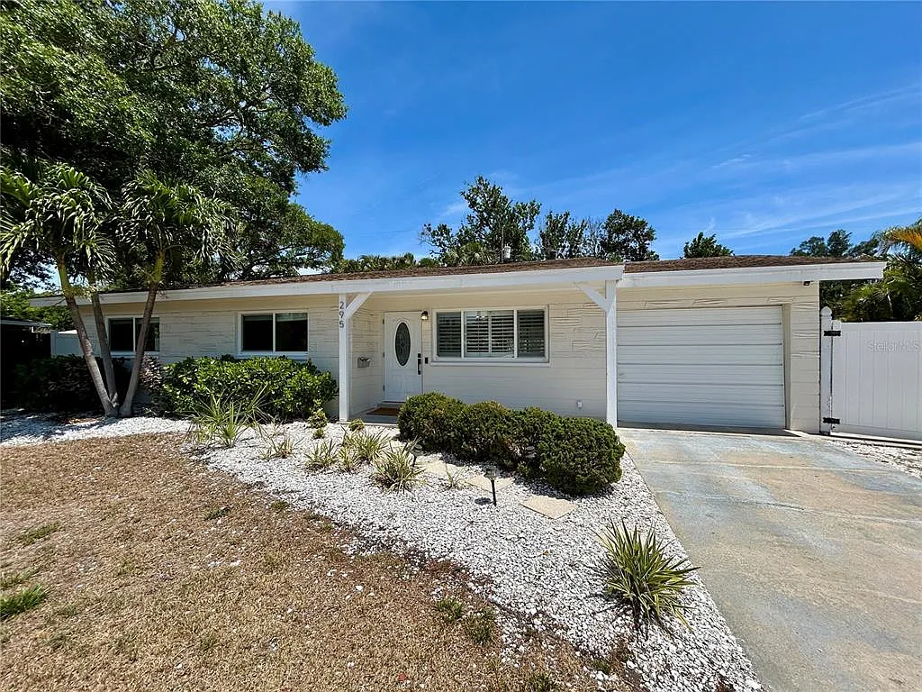 3 bed, 2.0 bath, 1052 sqft, $3,000 — Photo 2