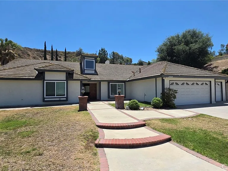 20800 Regency Ct — Photo 1