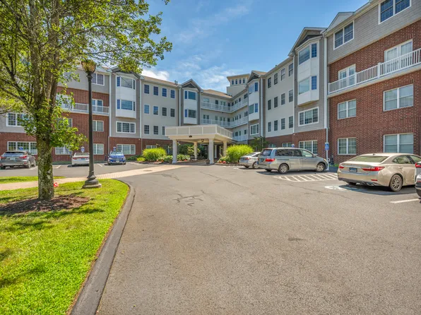 1 King Philip Drive #207, West Hartford, CT 06117