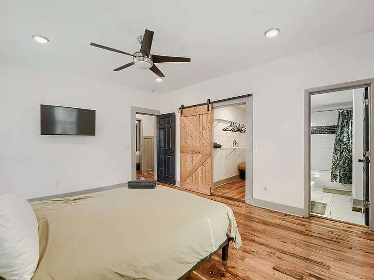 988 Coleman St SW — Photo 16