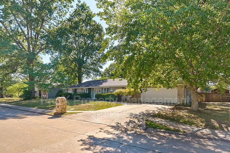 3 bed, 2.0 bath, 1914 sqft, $1,700 — Photo 2