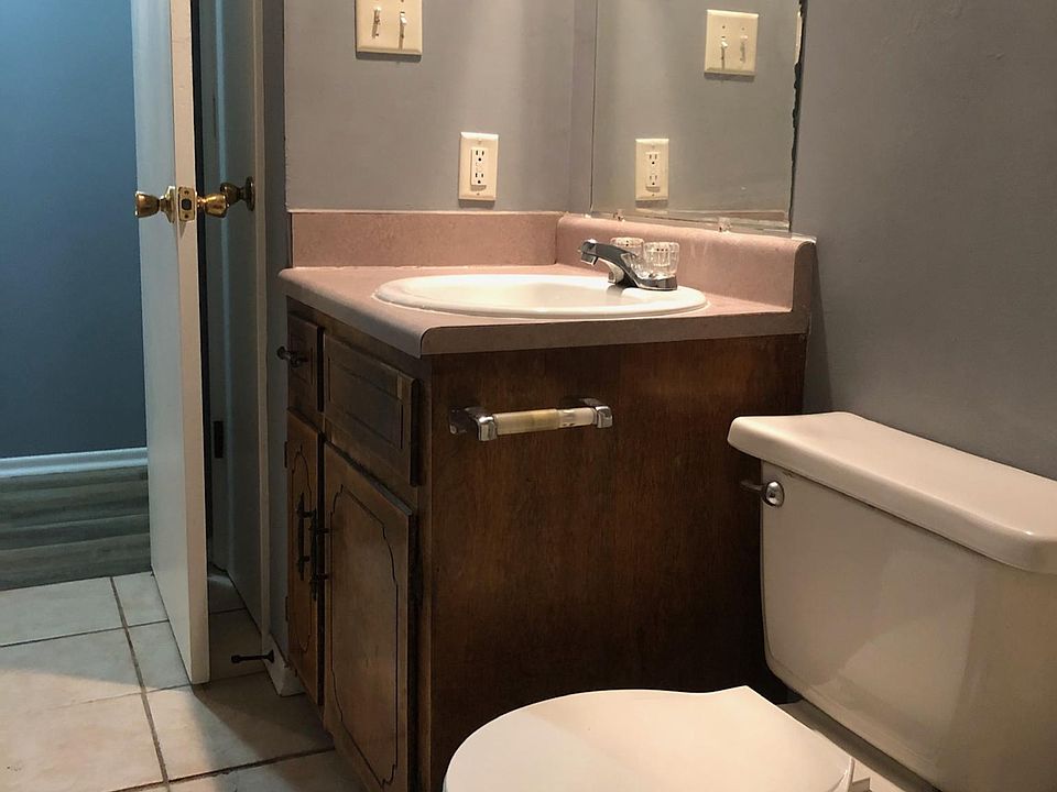 1st image of 615 Boxwood Dr APT 1
