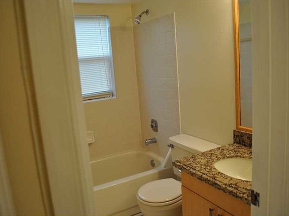 5th image of 805 Twin Lakes Dr