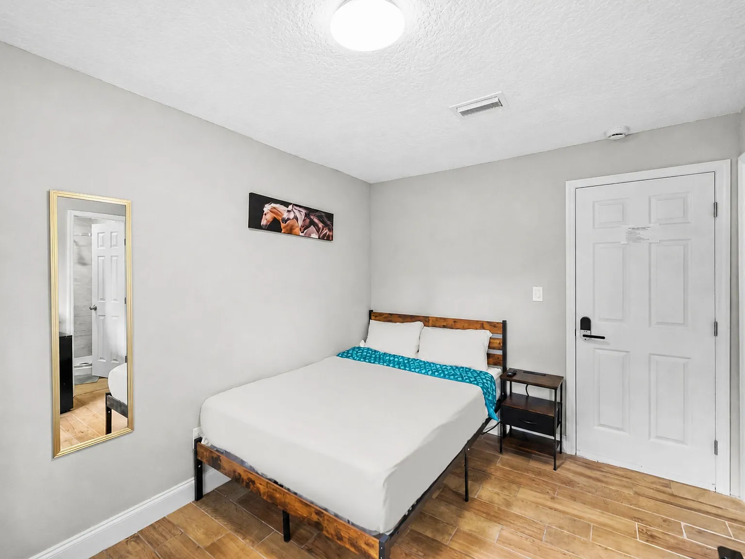 4 bed, 5.0 bath, 1800 sqft, $1,118 — Photo 3