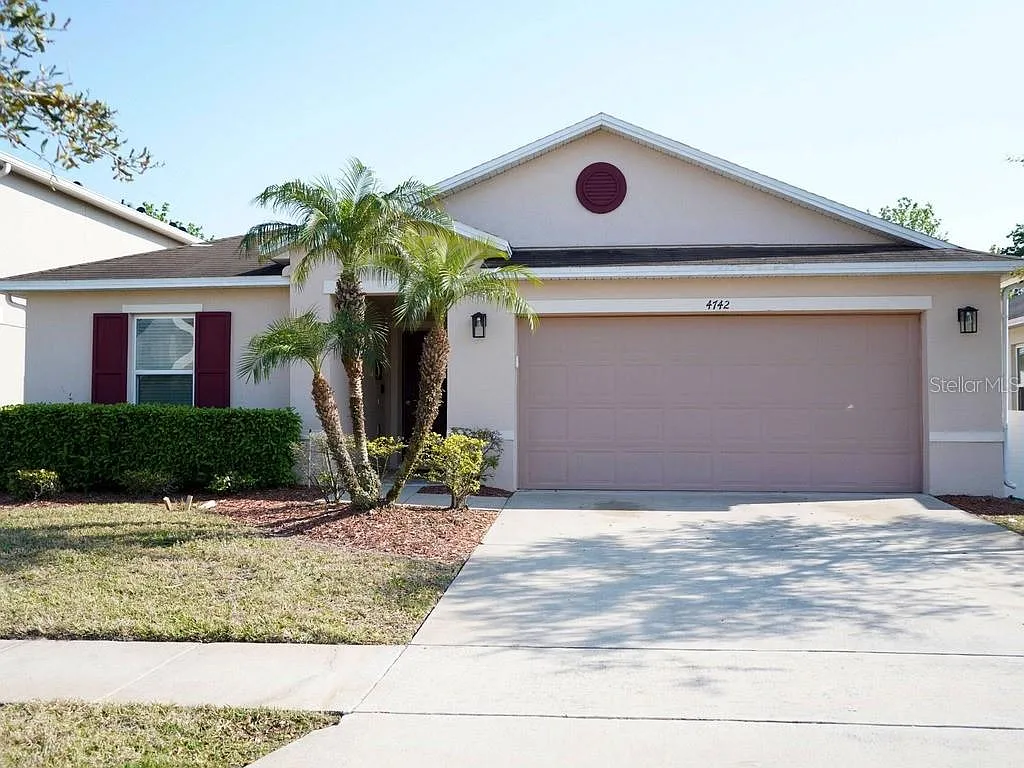 4 bed, 3.0 bath, 1978 sqft, $2,600 — Photo 2
