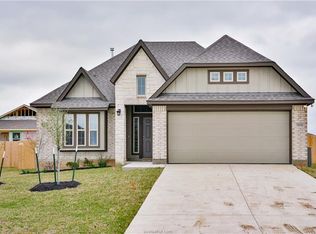 7404 Masters Dr, Navasota, TX 77868