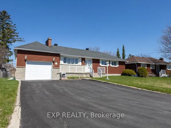 11 Donna St, Ottawa, ON K2G 2V5