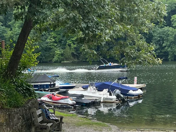 38 Mohawk Trail, Newtown, CT 06482