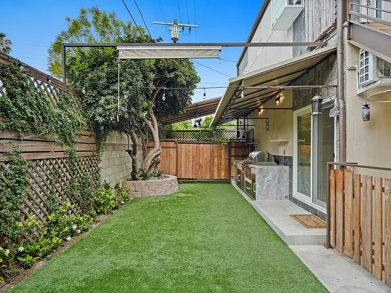 18748 Collins St — Photo 30