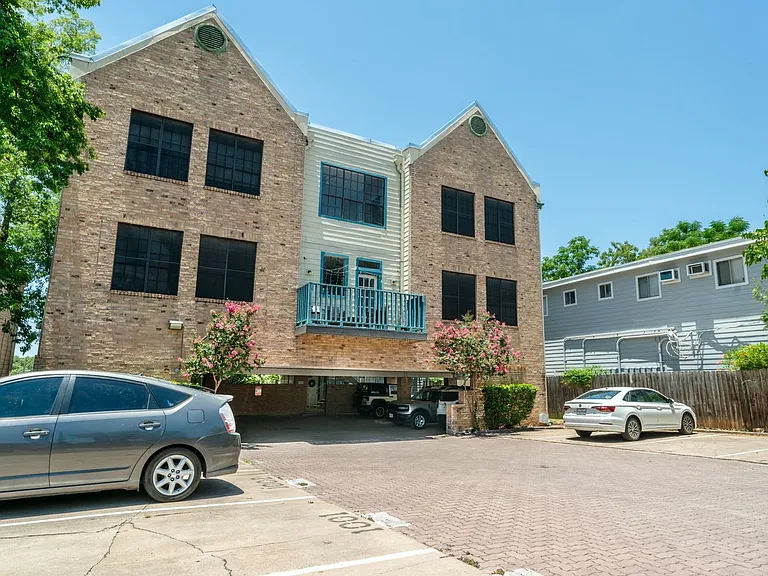 2300 Leon St #101 — Photo 27