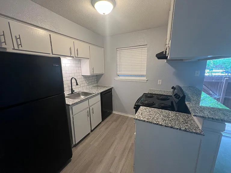Hampton Gardens Apartment — Photo 32