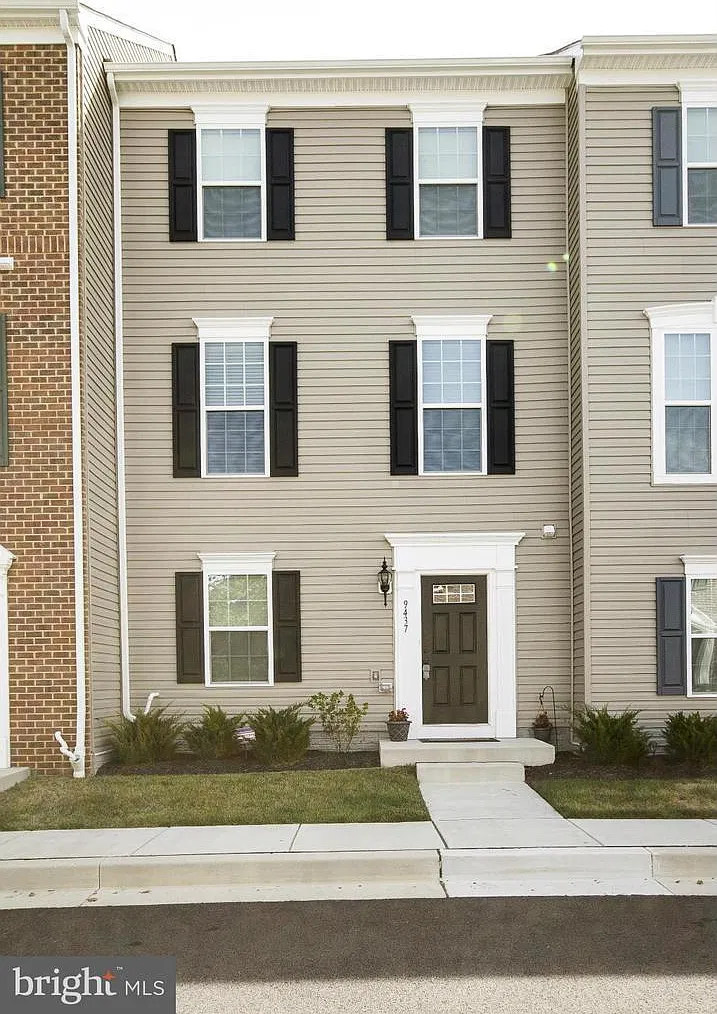 3 bed, 2.5 bath, 2096 sqft, $2,900 — Photo 1