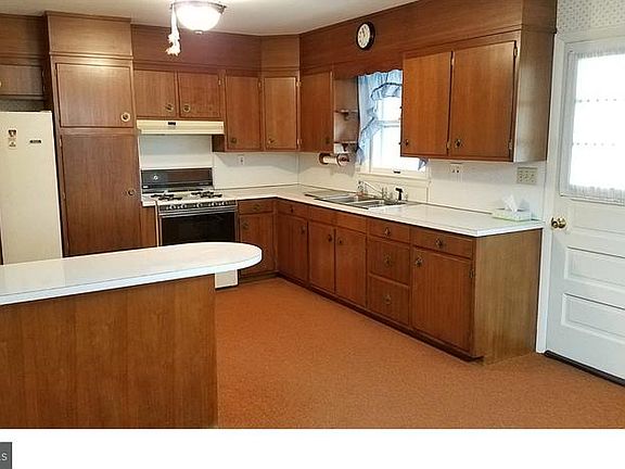 4th image of 14 E Lincoln Ave