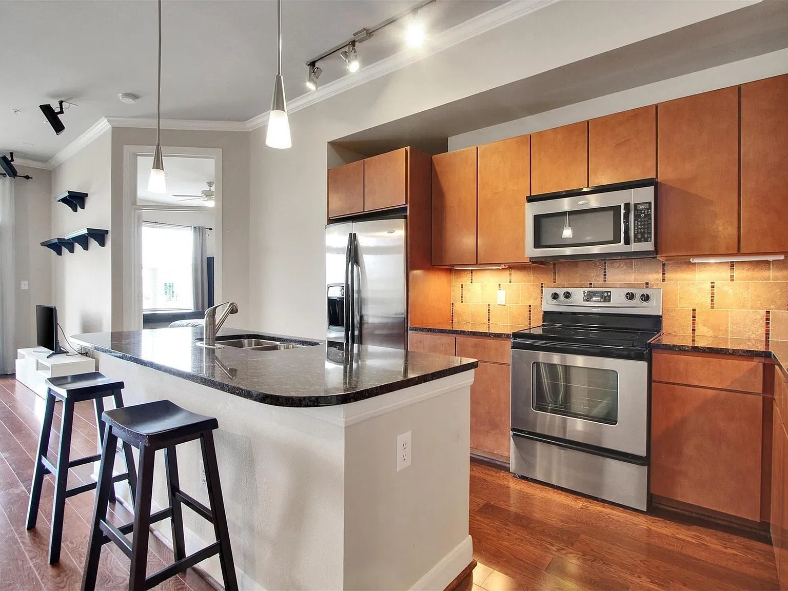 2 bed, 2.0 bath, 1311 sqft, $2,200 — Photo 2