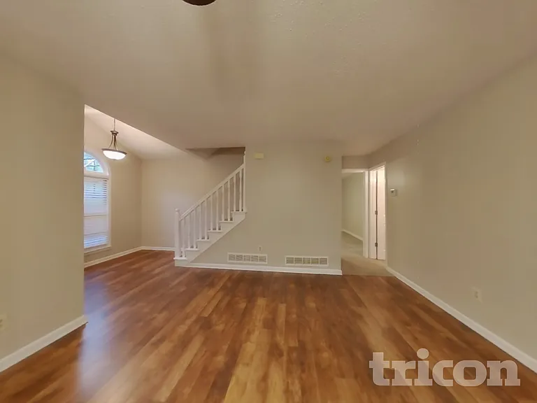 649 Stratford Dr — Photo 4