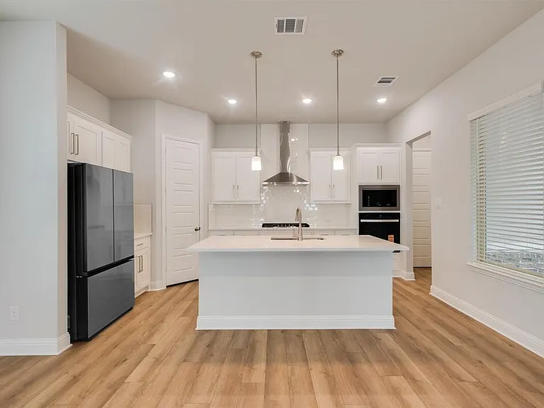 7005 Sunset Blvd — Photo 10