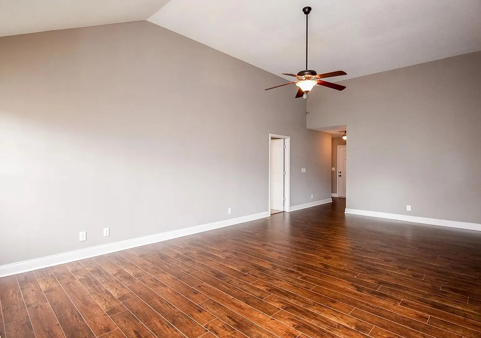 3 Bedroom 2 Bathroom Home! — Photo 3
