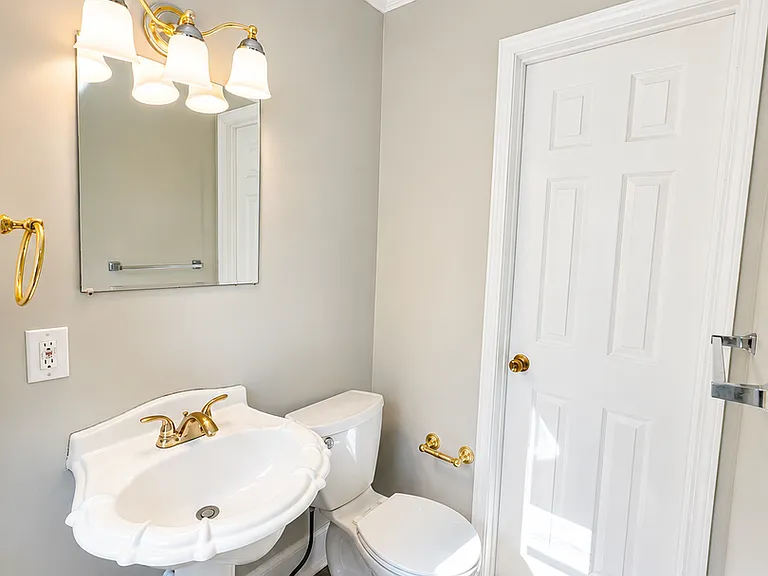 323 N River Blvd — Photo 7