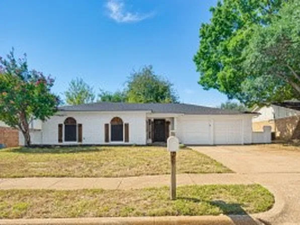 709 NW Charlyne Dr, Burleson, TX 76028
