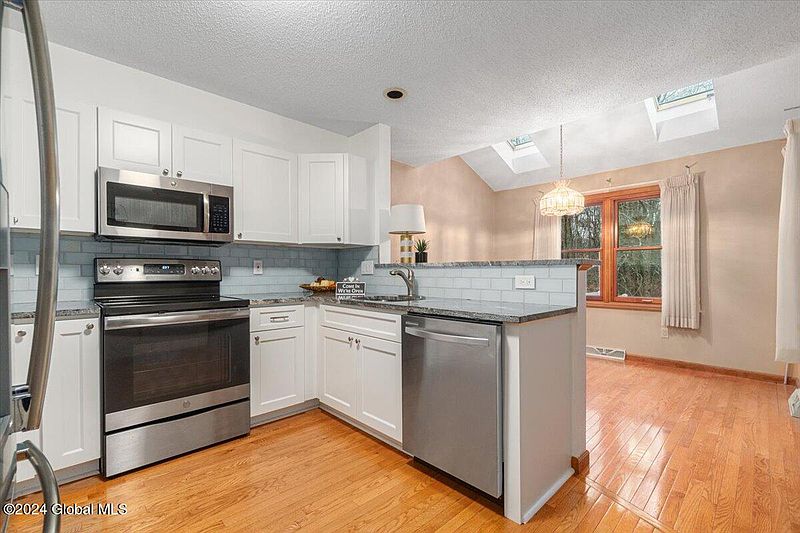 5th image of 30 Woodside Drive