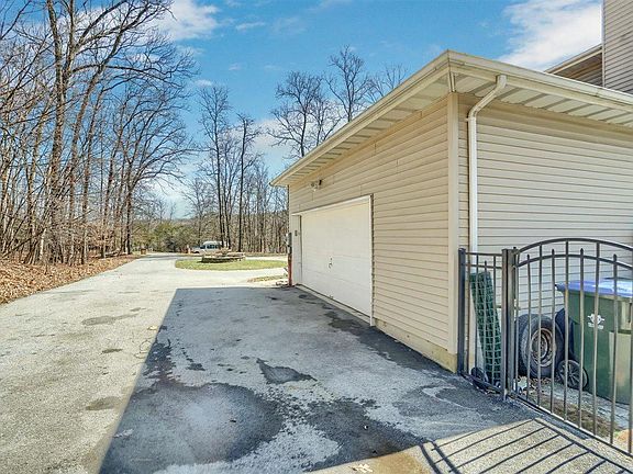 5th image of 8 Valerie Dr