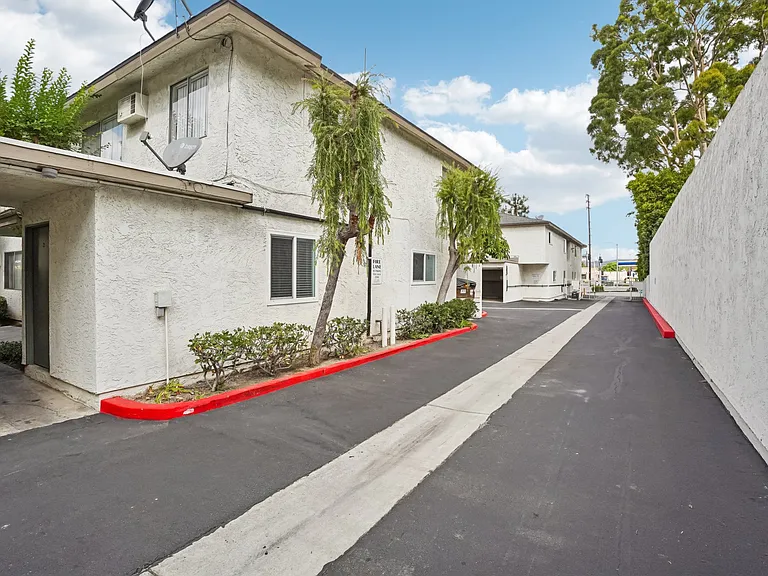 Granada Court — Photo 17