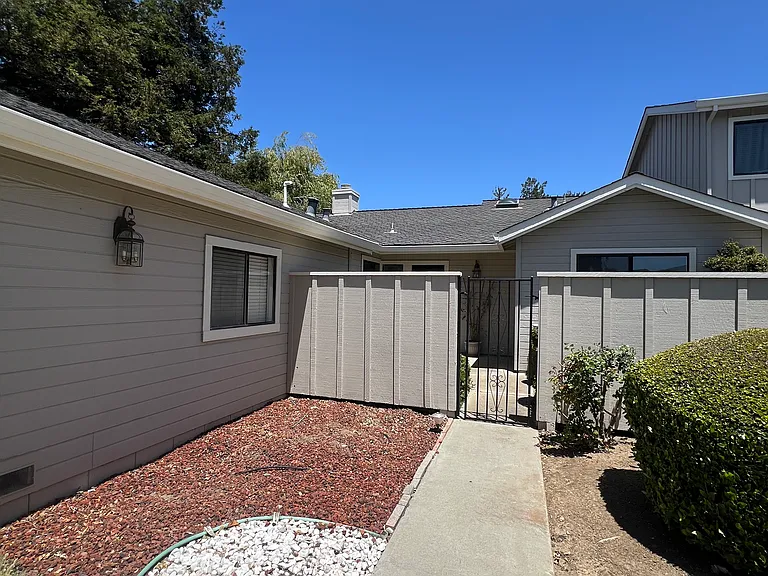 660 Helen Dr — Photo 2