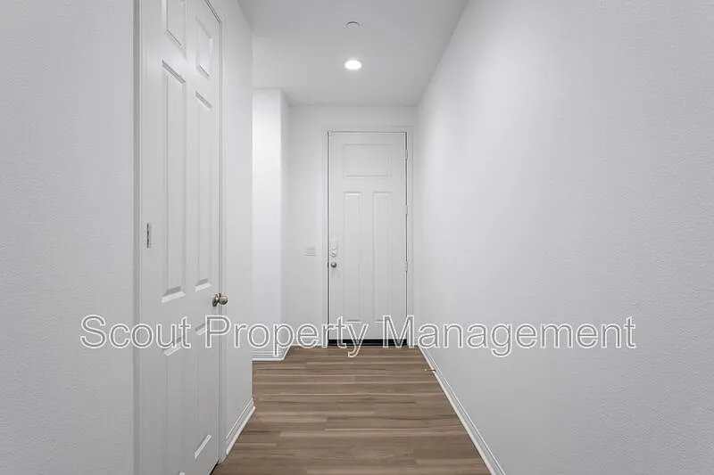 3 bed, 3.0 bath, 1994 sqft, $3,950 — Photo 2