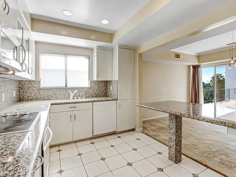 7560 Hollywood Blvd #406 — Photo 3