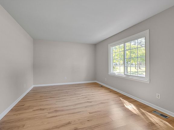5th image of 131 Harris St