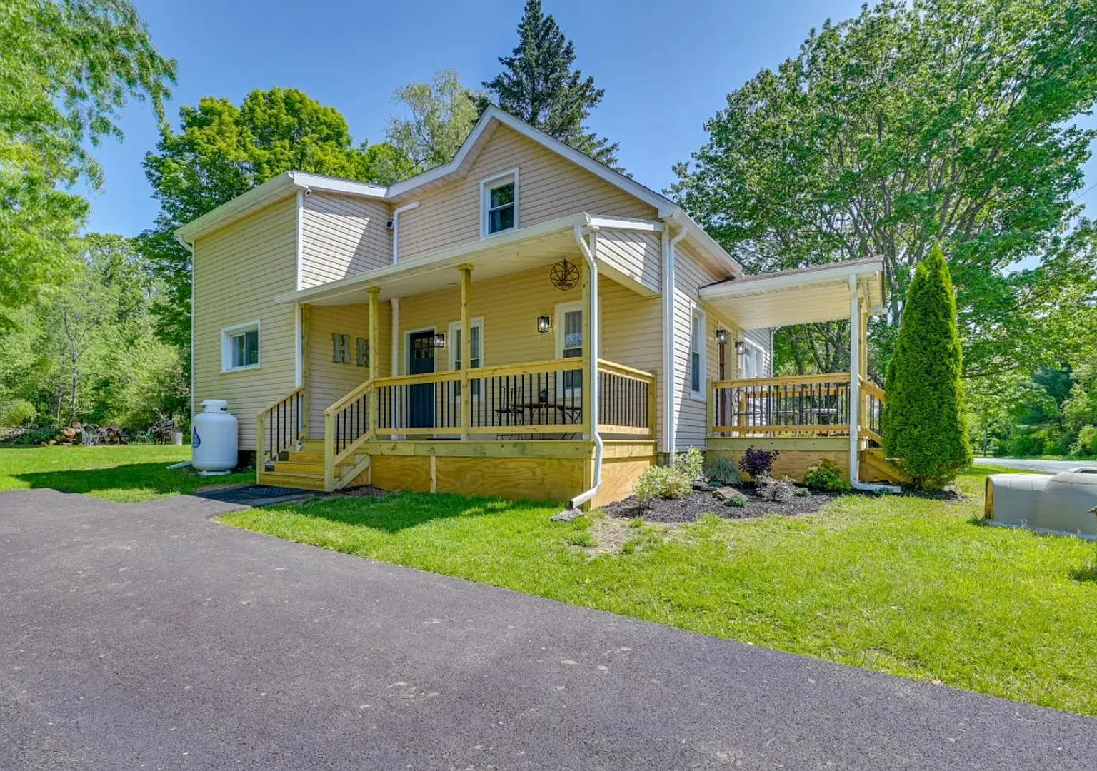 Spacious 4BR House in Gansevoort — Photo 1