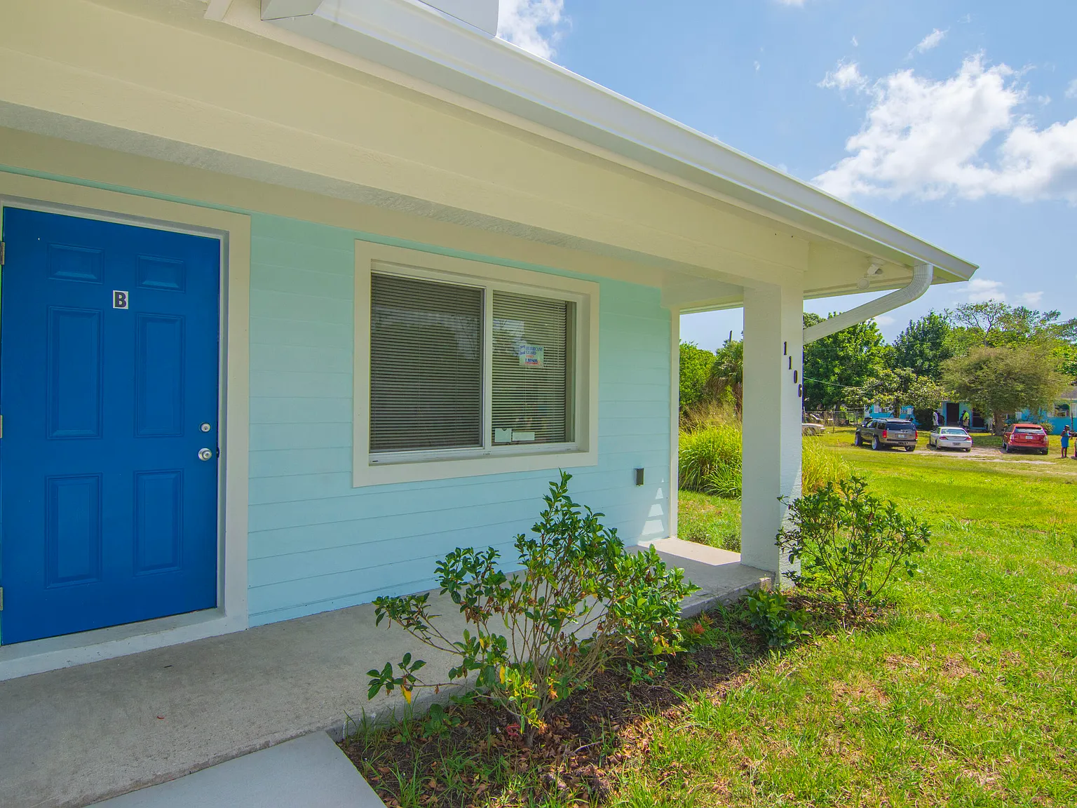 3 bed, 2.0 bath, 1064 sqft, $2,200 — Photo 2