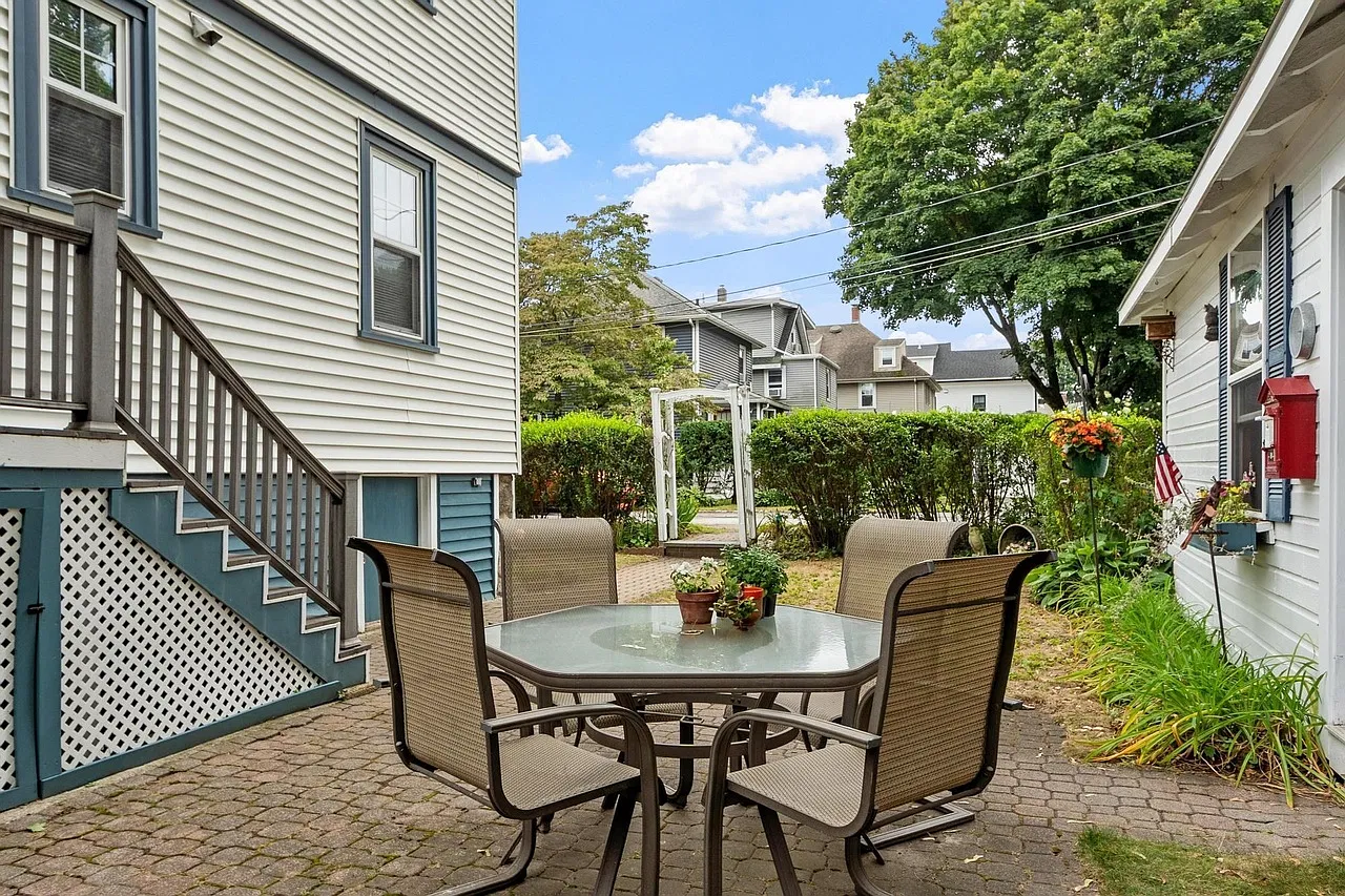 2 bed, 1050 sqft, $2,700 — Photo 4