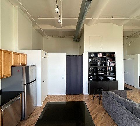 4th image of 500 S Clinton St APT 811