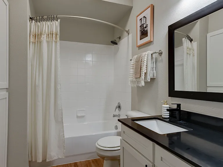 Laurel Canyon Apartments — Photo 15