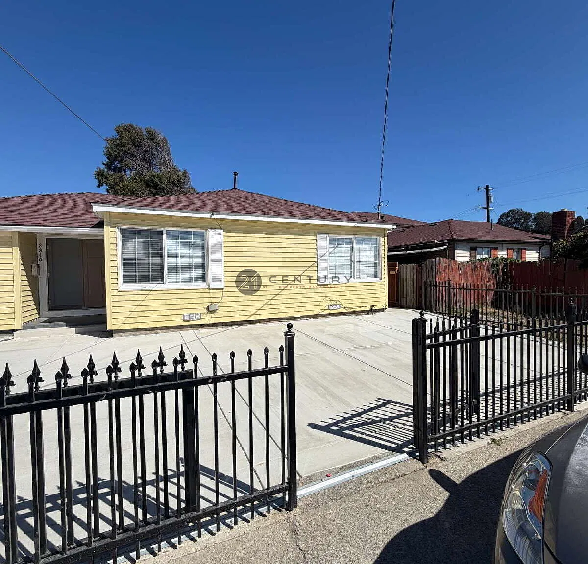 Delightful 3-Bedroom Residence Featuring Versatile Extra Space & Convenient Freeway Access - Avai... — Photo 3