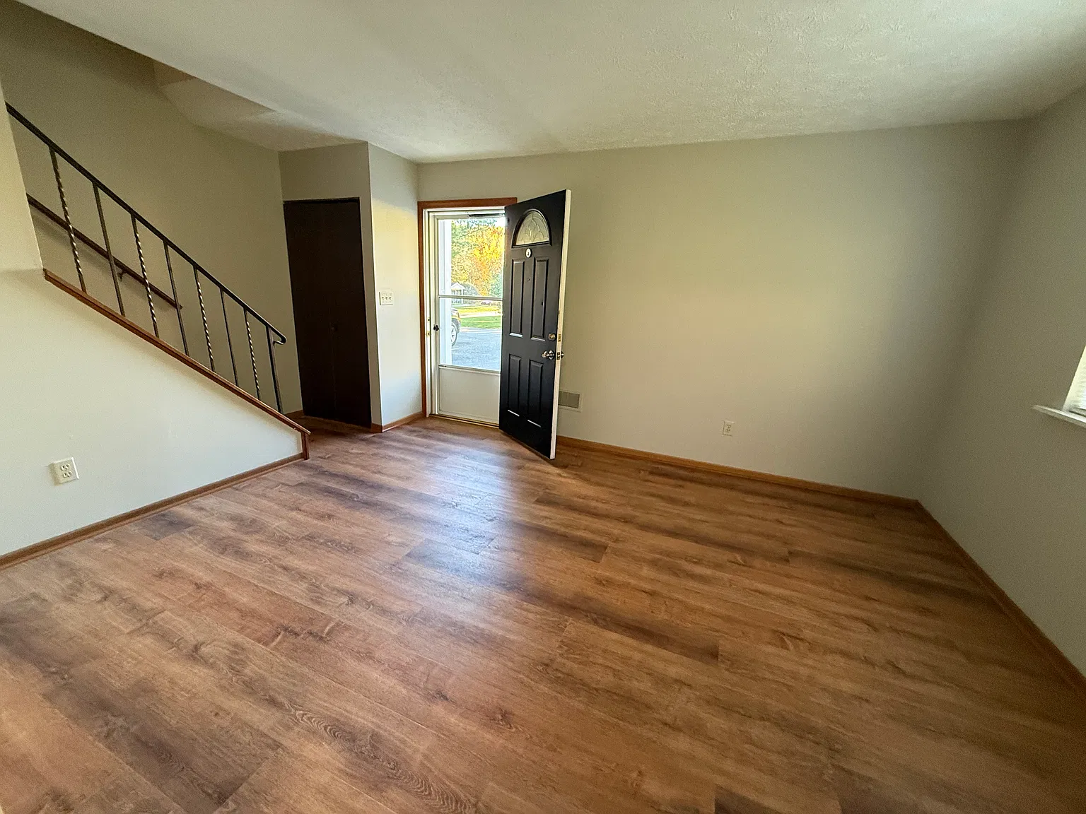2 bed, 1.5 bath, $1,185 — Photo 2