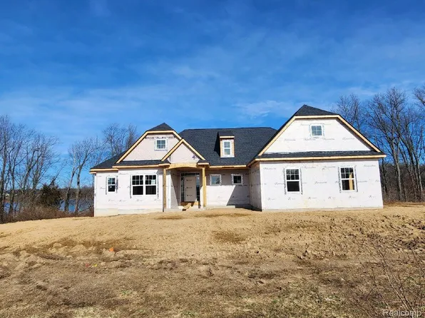 2849 Clivedon Rd, Howell, MI 48843